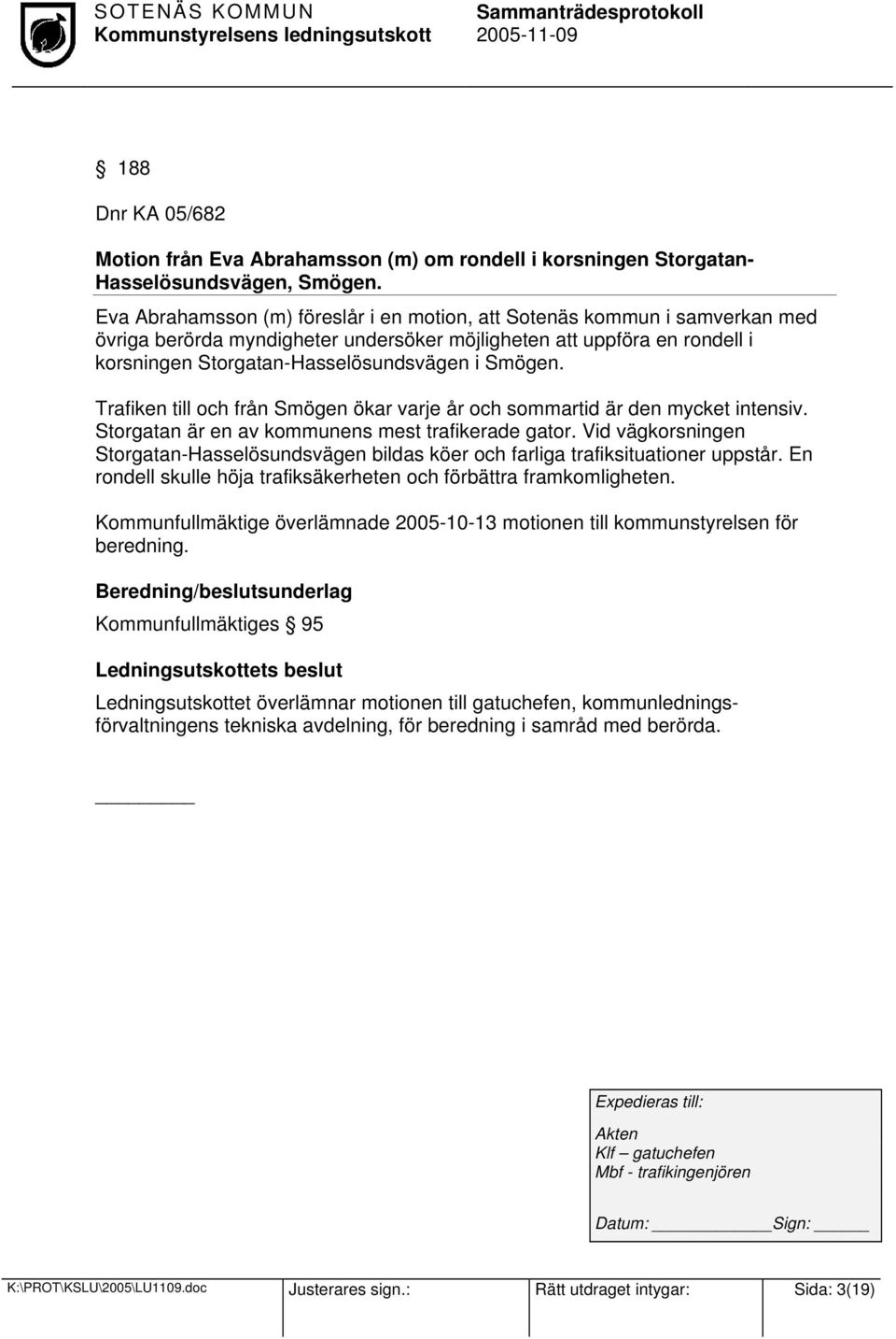 Trafiken till och från Smögen ökar varje år och sommartid är den mycket intensiv. Storgatan är en av kommunens mest trafikerade gator.