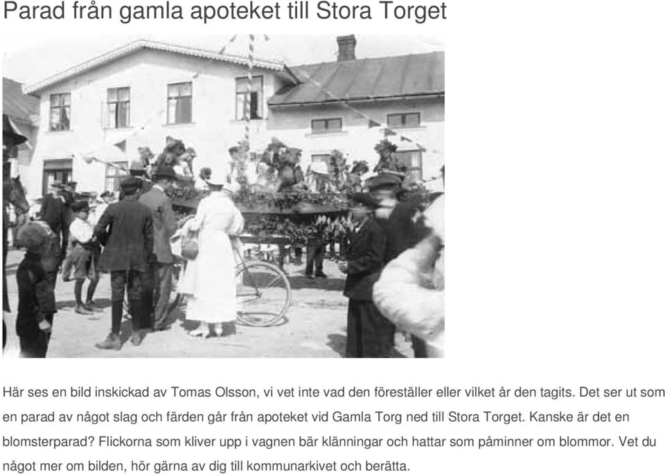 Det ser ut som en parad av något slag och färden går från apoteket vid Gamla Torg ned till Stora Torget.