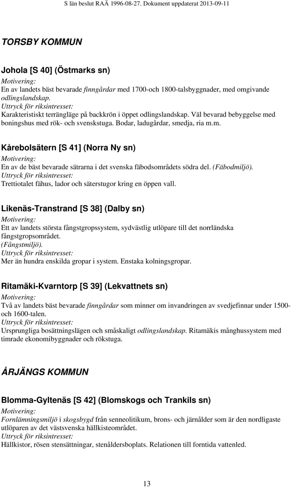 (Fäbodmiljö). Trettiotalet fähus, lador och säterstugor kring en öppen vall.