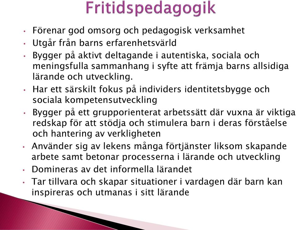 Har ett särskilt fokus på individers identitetsbygge och sociala kompetensutveckling Bygger på ett grupporienterat arbetssätt där vuxna är viktiga redskap för att stödja och