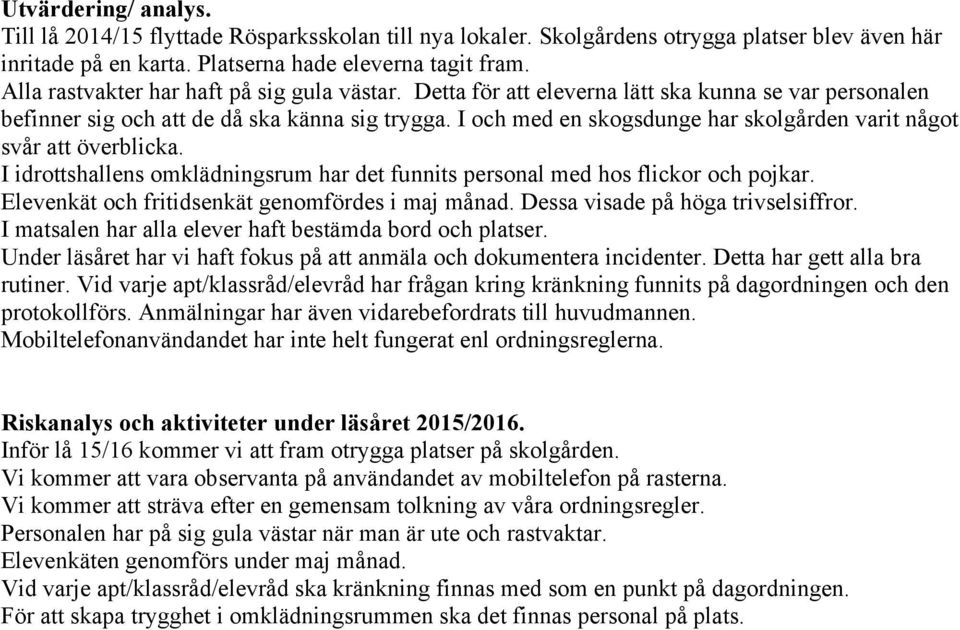 I och med en skogsdunge har skolgården varit något svår att överblicka. I idrottshallens omklädningsrum har det funnits personal med hos flickor och pojkar.