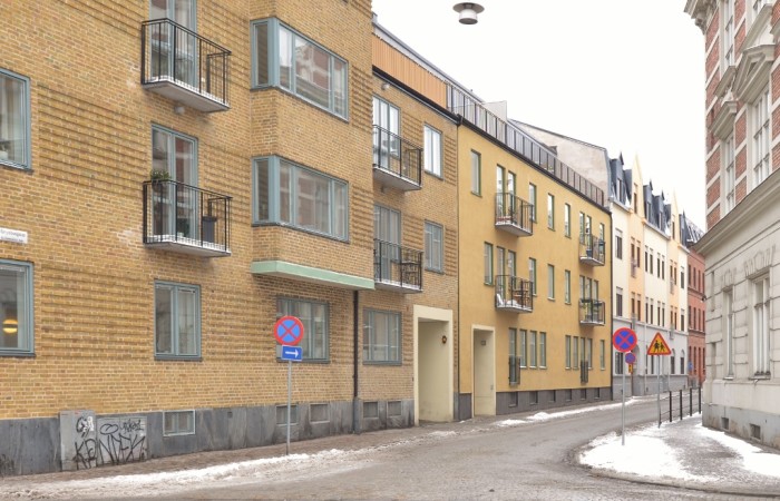 Det tar endast ett par minuter att promenera ner till Lilla Torg och gågatan med alla butiker samtidigt som man har hela