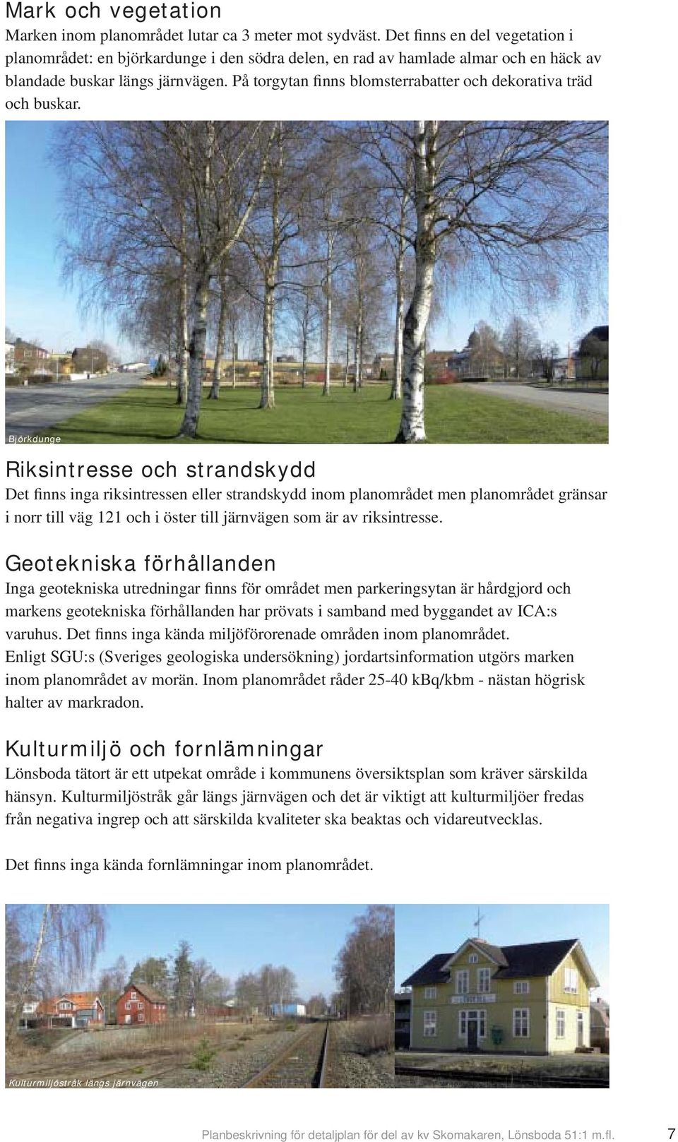 På torgytan finns blomsterrabatter och dekorativa träd och buskar.