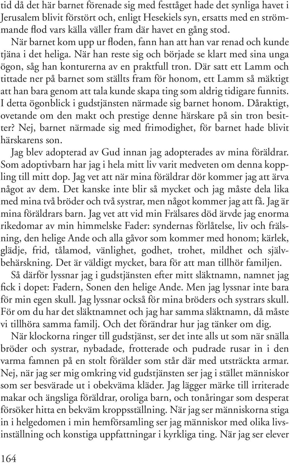 Där satt ett Lamm och tittade ner på barnet som ställts fram för honom, ett Lamm så mäktigt att han bara genom att tala kunde skapa ting som aldrig tidigare funnits.