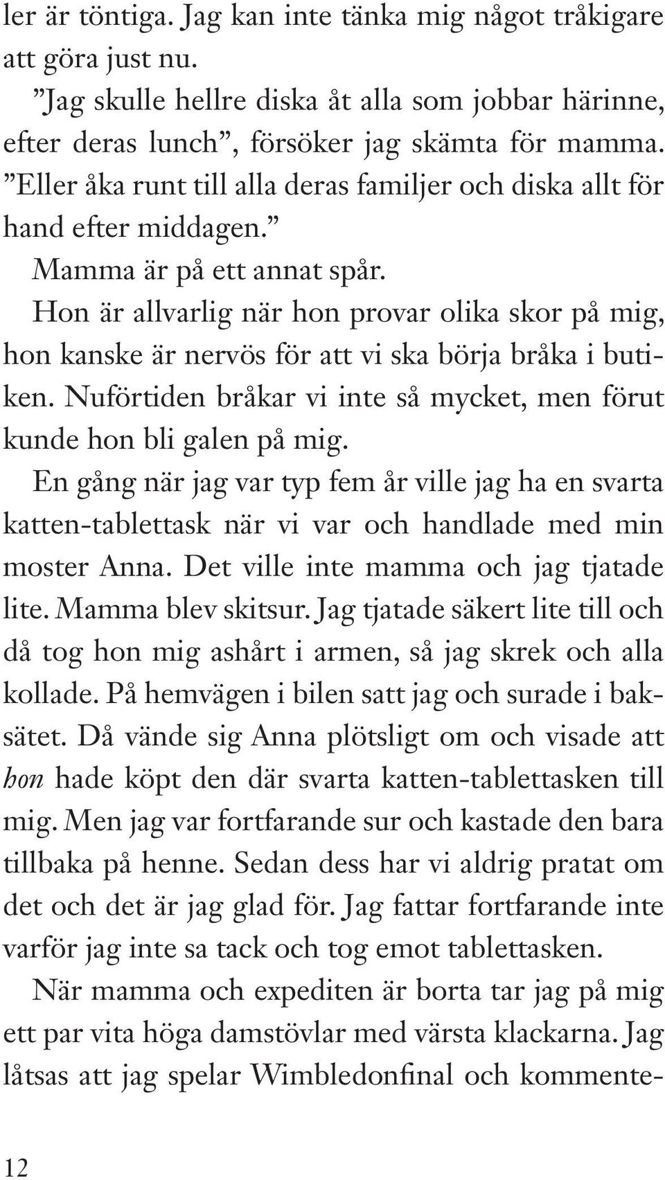 Hon är allvarlig när hon provar olika skor på mig, hon kanske är nervös för att vi ska börja bråka i butiken. Nuförtiden bråkar vi inte så mycket, men förut kunde hon bli galen på mig.