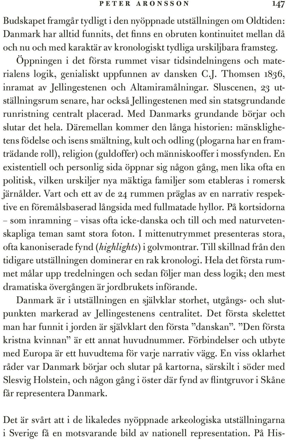 Thomsen 1836, inramat av Jellingestenen och Altamiramålningar. Sluscenen, 23 utställningsrum senare, har också Jellingestenen med sin statsgrundande runristning centralt placerad.