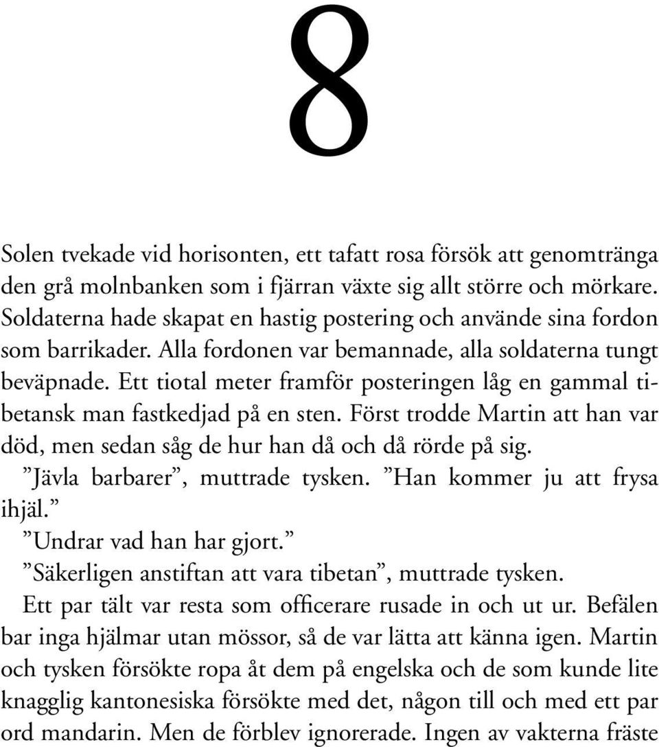 Ett tiotal meter framför posteringen låg en gammal tibetansk man fastkedjad på en sten. Först trodde Martin att han var död, men sedan såg de hur han då och då rörde på sig.