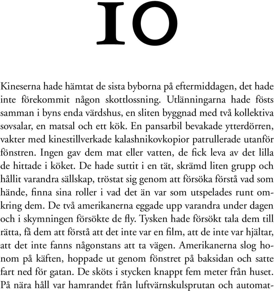 En pansarbil bevakade ytterdörren, vakter med kinestillverkade kalashnikovkopior patrullerade utanför fönstren. Ingen gav dem mat eller vatten, de fick leva av det lilla de hittade i köket.