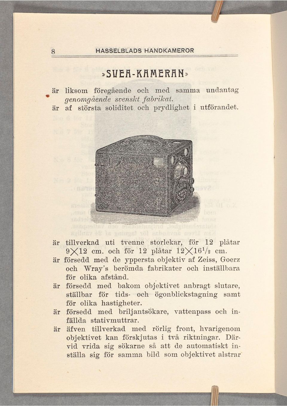 försedd med de yppersta objektiv af Zeiss, Goerz och Wrays berömda fabrikater och inställbara för olika afstånd.