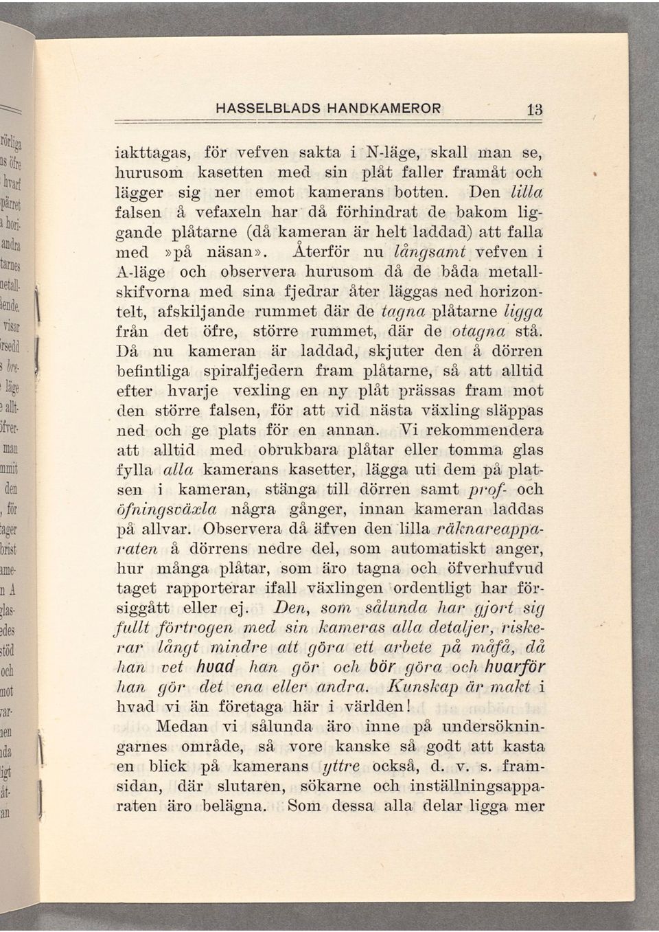 emot kamerans botten. Den lilla falsen å vefaxeln har då förhindrat de bakom liggande plåtarne (då kameran är helt laddad) att falla med»på näsan».