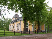 Kyrkotomten har karaktär av luftig stadspark med alléer och gräsmattor, enstaka buskar och kransplanterade träd längs med tomtgränsen i öster och i nord.