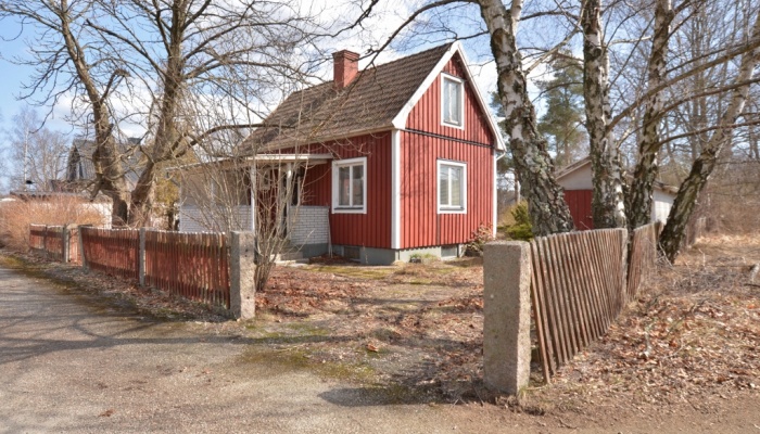 Län Blekinge Gatuadress Kommun Ronneby Storlek 3 rum (1 sovrum) / 58 m² Område Bräkne-Hoby Tillträde tidigast Enligt överenskommelse " Jag fastnade för huset, dels för trädgården och speciellt