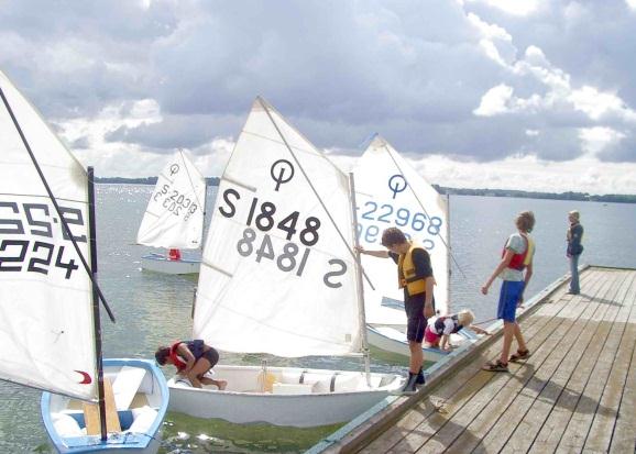 9 Inbjudan till MSS Summer Camp - Seglarskola 2012 Söndag den 17/6 torsdag den 21/6 Nu har du chansen att boka en plats i Motala Segelsällskaps Seglarskola på sommarlovet.