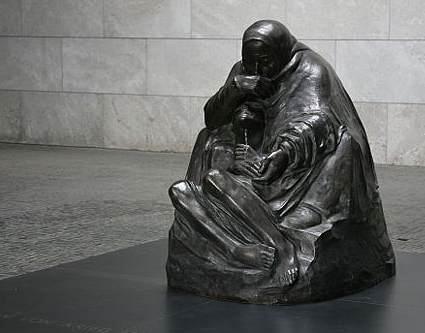I Neue wache i Berlin finns en staty som beskriver Käthe Kollwitz känslor om sin sons bortgång. Statyn heter Mor med död son (1937/38).