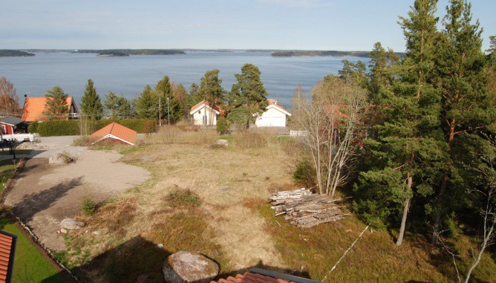 Län Stockholm Gatuadress Kommun Vaxholm Storlek 1577 m² Område Resarö Tillträde tidigast Enligt överenskommelse " Möjlighet att bygga en stor villa med fantastisk sjöutsikt över Trälhavet!