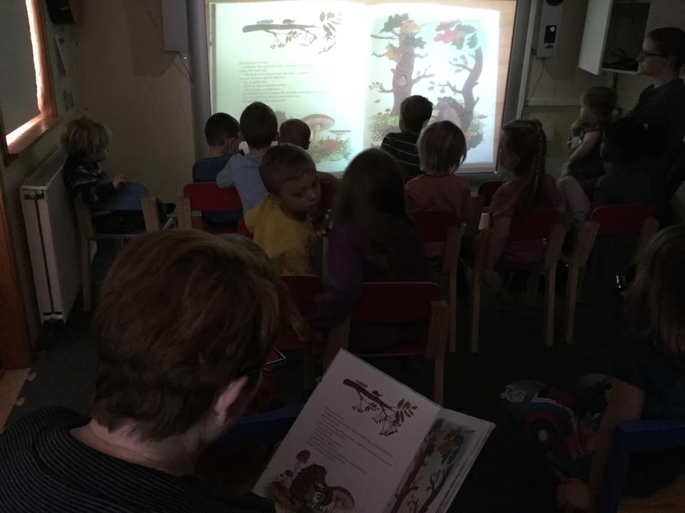 Barnen kommer till förskolan och undrar varför det hänger ballonger och vimplar i rummet. Vi pedagoger berättar för barnen att det finns ledtrådar i huset om varför det hänger ballonger och vimplar.