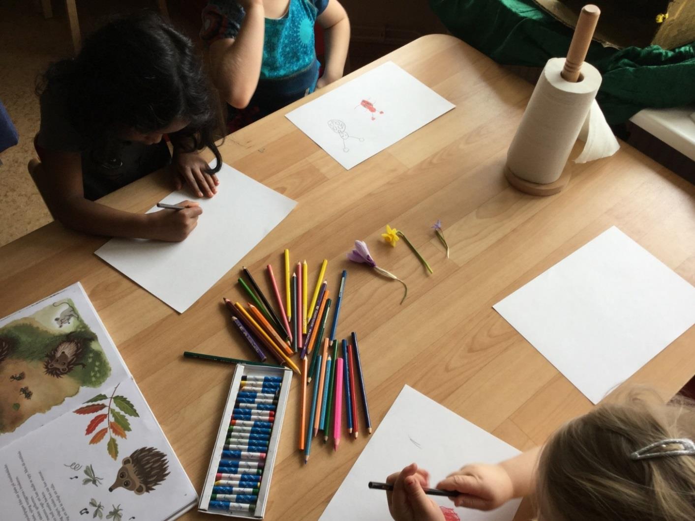 Barnen visar stort intresse för de olika insekterna de hittar ute på förskolan. De tar hjälp av lupparna för att titta närmre på dem. Barnen ritar av vårtecken för att sedan föra statistik.