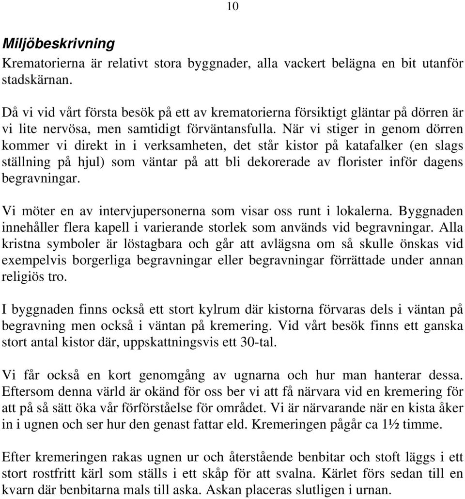 När vi stiger in genom dörren kommer vi direkt in i verksamheten, det står kistor på katafalker (en slags ställning på hjul) som väntar på att bli dekorerade av florister inför dagens begravningar.