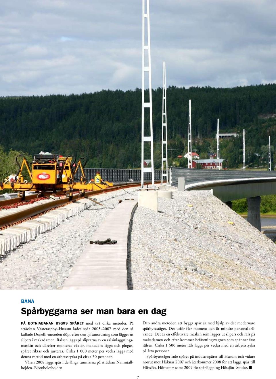 Rälsen läggs på sliprarna av en rälsinläggningsmaskin och därefter monteras växlar, makadam läggs och plogas, spåret riktas och justeras.