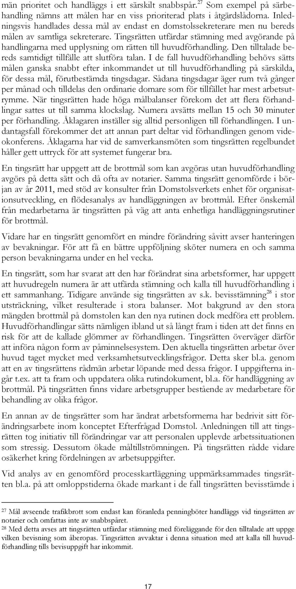 Tingsrätten utfärdar stämning med avgörande på handlingarna med upplysning om rätten till huvudförhandling. Den tilltalade bereds samtidigt tillfälle att slutföra talan.