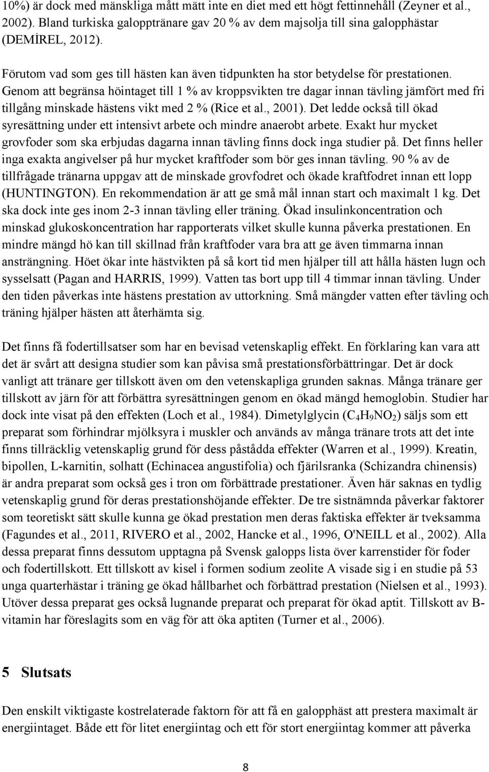 Genom att begränsa höintaget till 1 % av kroppsvikten tre dagar innan tävling jämfört med fri tillgång minskade hästens vikt med 2 % (Rice et al., 2001).