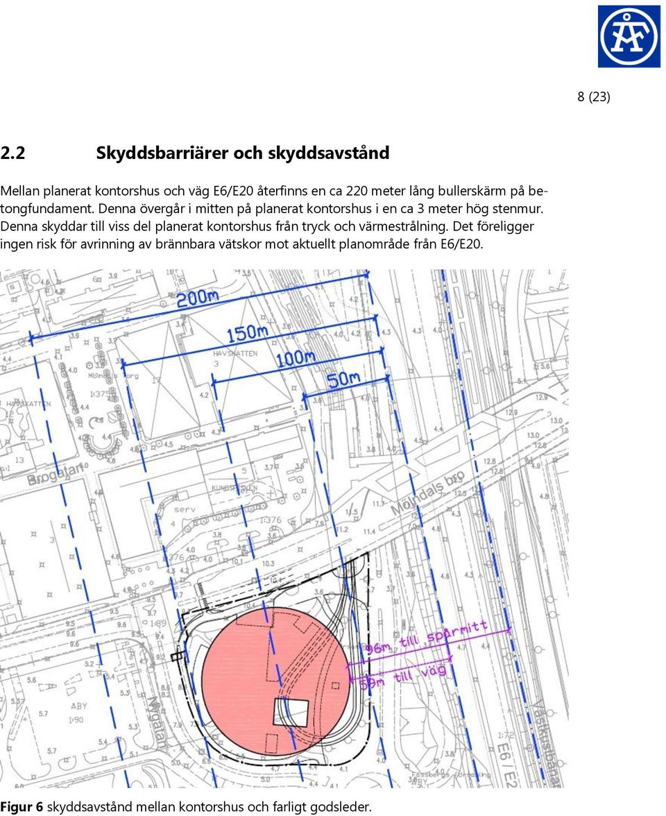 bullerskärm på betongfundament. Denna övergår i mitten på planerat kontorshus i en ca 3 meter hög stenmur.