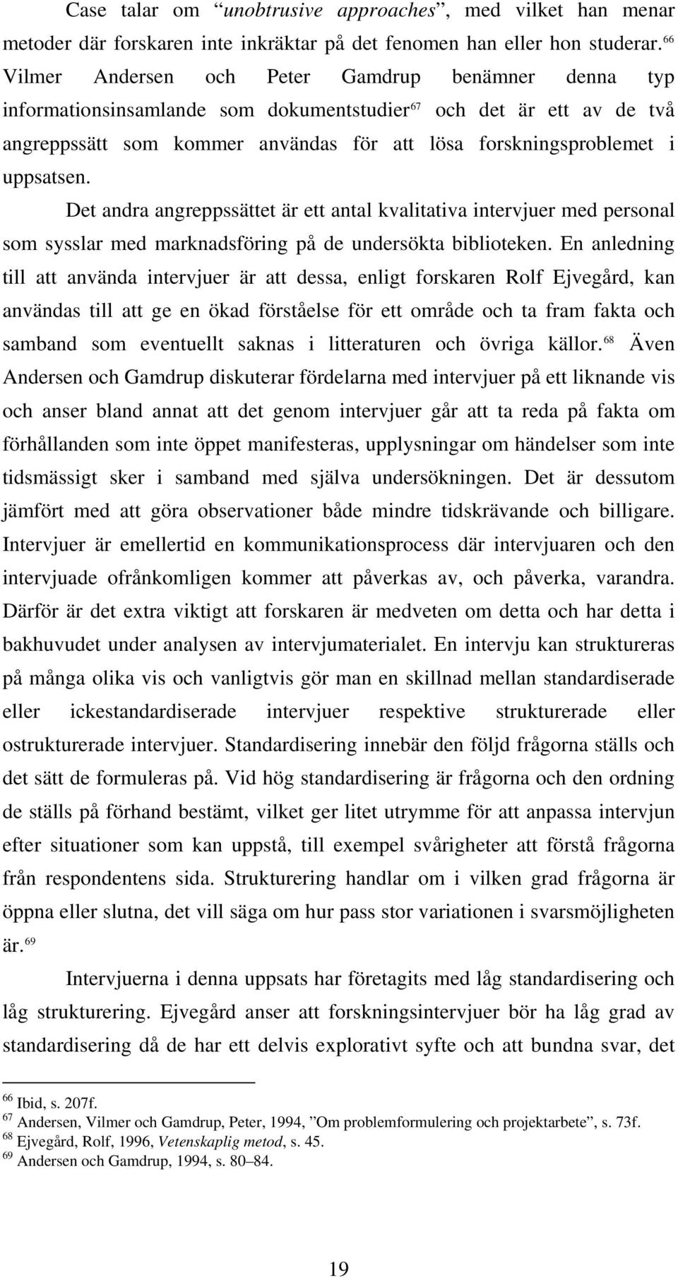 uppsatsen. Det andra angreppssättet är ett antal kvalitativa intervjuer med personal som sysslar med marknadsföring på de undersökta biblioteken.