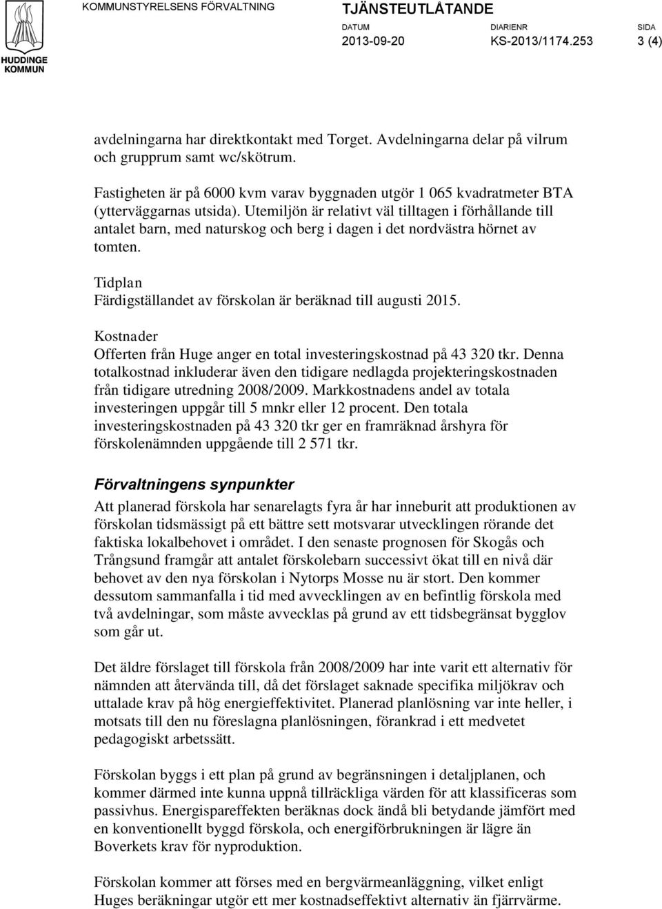 Utemiljön är relativt väl tilltagen i förhållande till antalet barn, med naturskog och berg i dagen i det nordvästra hörnet av tomten.