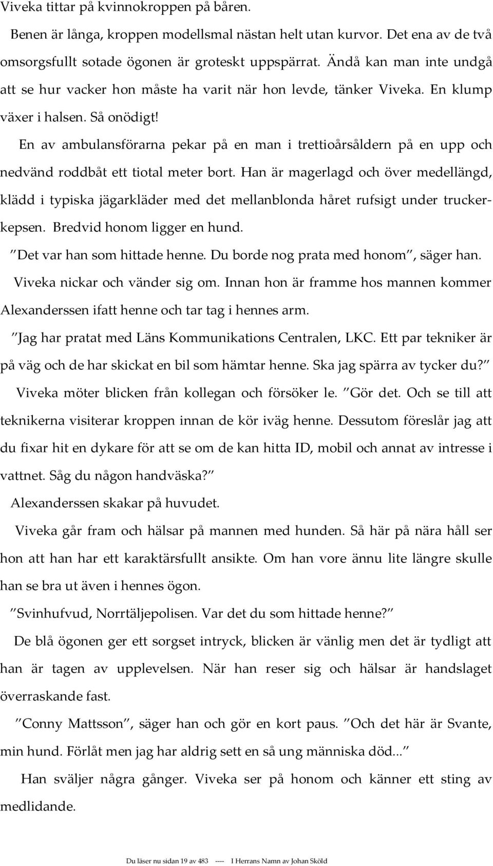 En av ambulansförarna pekar på en man i trettioårsåldern på en upp och nedvänd roddbåt ett tiotal meter bort.