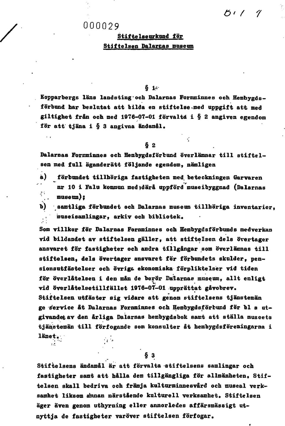 2 DalarDaa ForDminn8S och Bemb7id8för~UDd överlämnar till stiftelsen med full äganderätt följande egendom, nämligen a) b) förbandet tillhöriga fastigheten med.