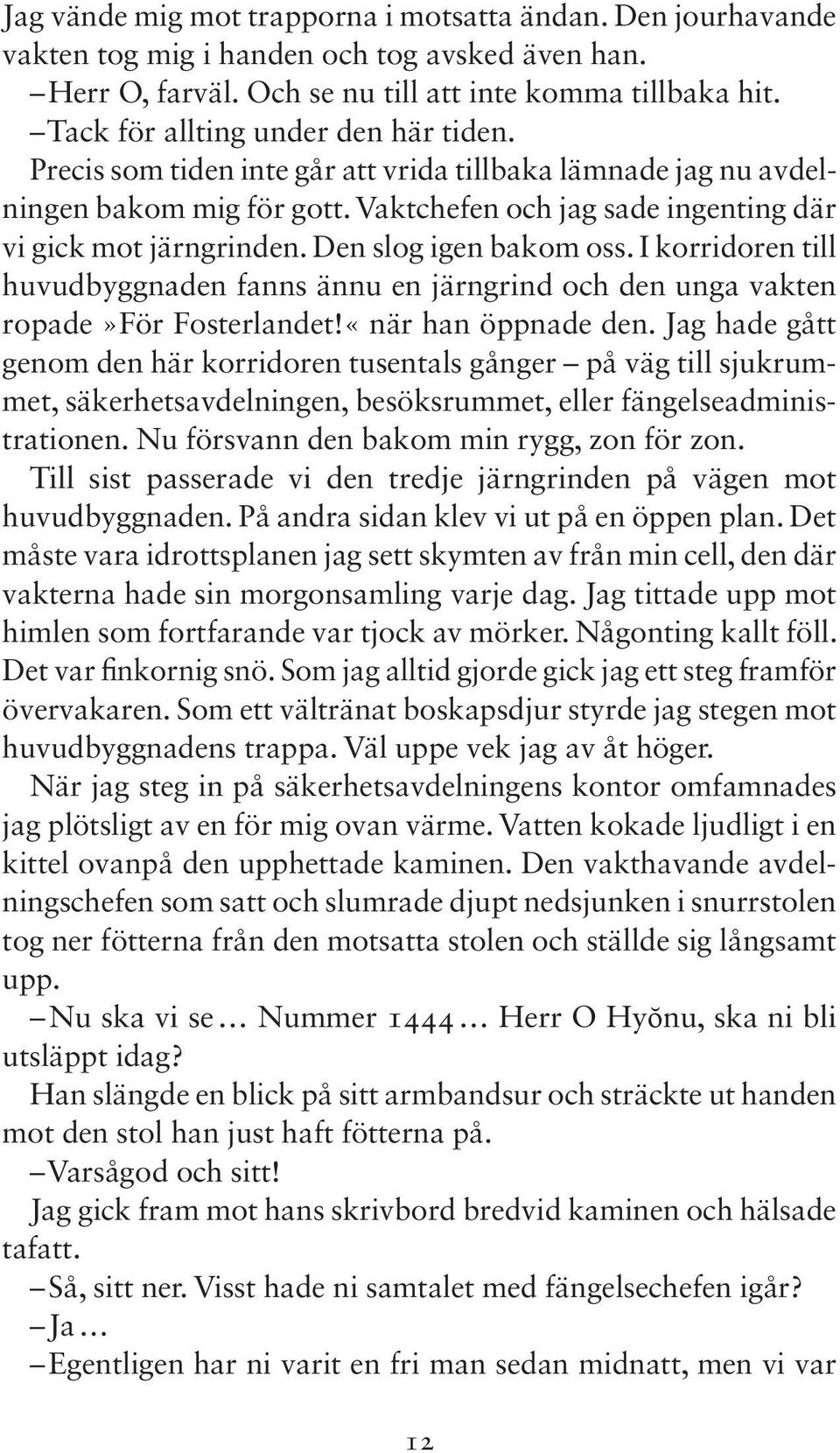 Den slog igen bakom oss. I korridoren till huvudbyggnaden fanns ännu en järngrind och den unga vakten ropade»för Fosterlandet!«när han öppnade den.