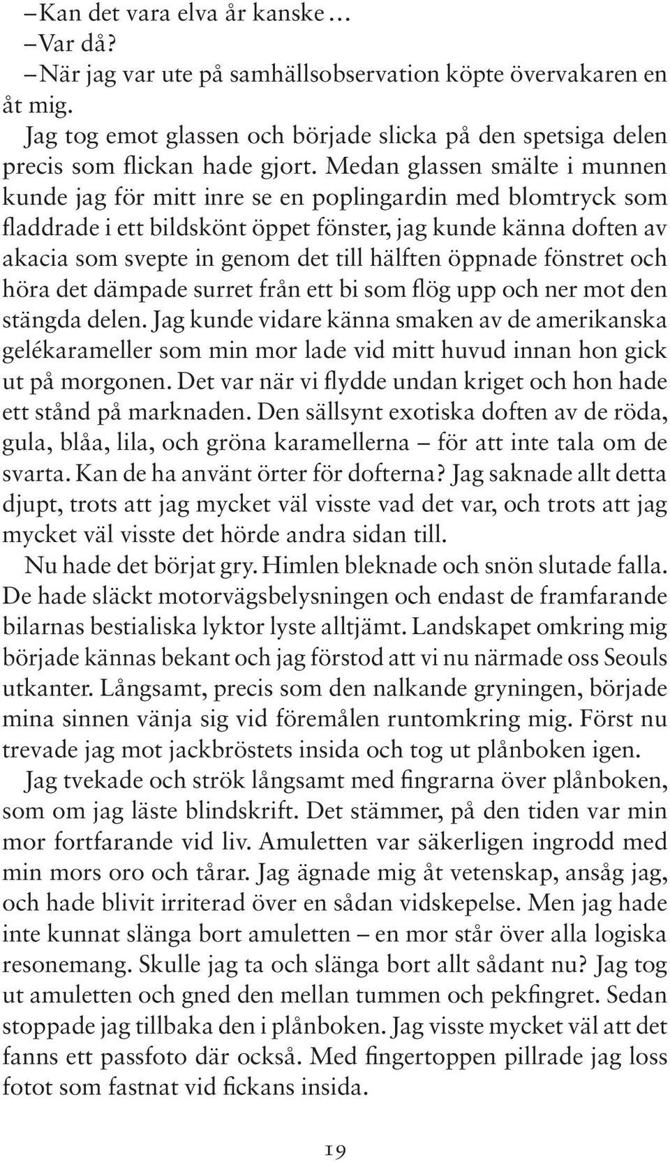 hälften öppnade fönstret och höra det dämpade surret från ett bi som flög upp och ner mot den stängda delen.