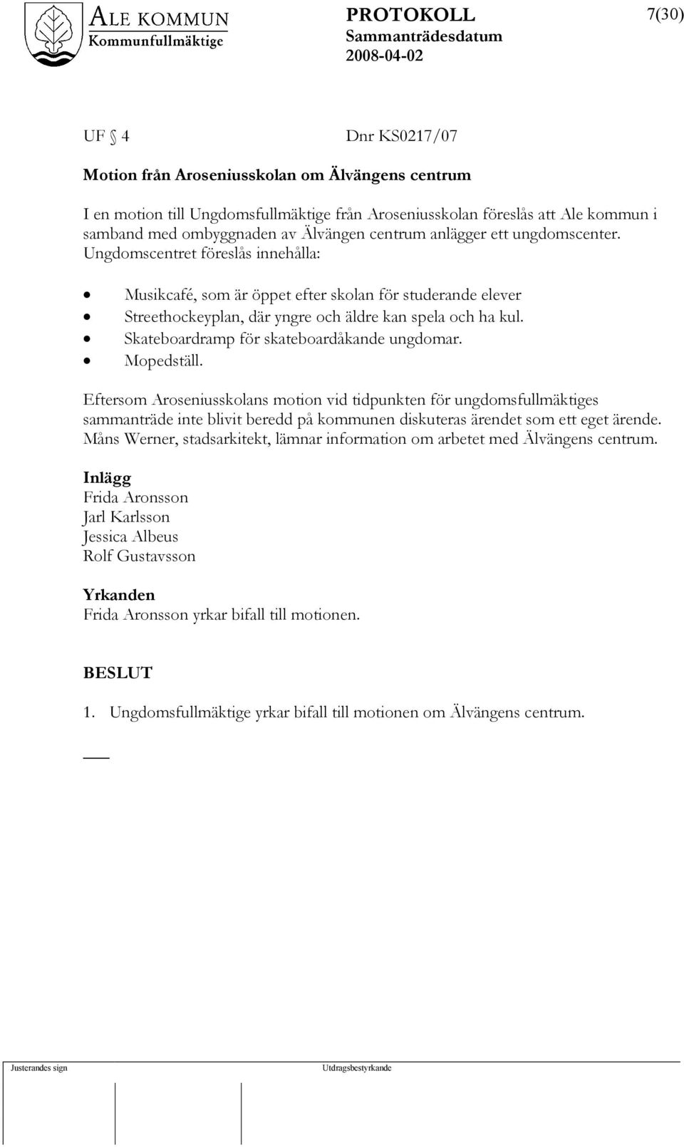 Skateboardramp för skateboardåkande ungdomar. Mopedställ.