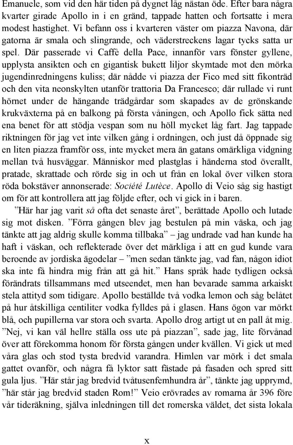 Där passerade vi Caffè della Pace, innanför vars fönster gyllene, upplysta ansikten och en gigantisk bukett liljor skymtade mot den mörka jugendinredningens kuliss; där nådde vi piazza der Fico med