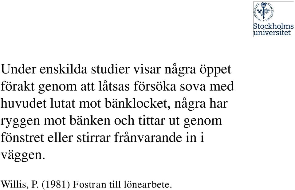 har ryggen mot bänken och tittar ut genom fönstret eller