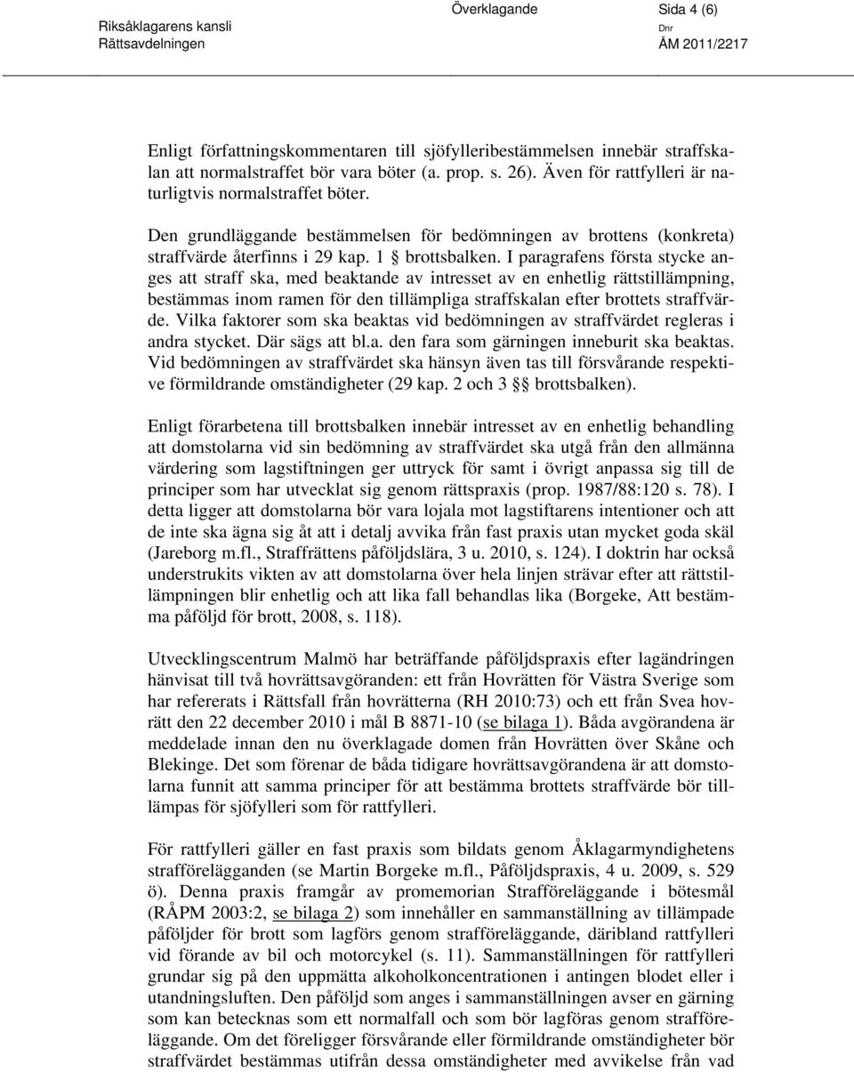 I paragrafens första stycke anges att straff ska, med beaktande av intresset av en enhetlig rättstillämpning, bestämmas inom ramen för den tillämpliga straffskalan efter brottets straffvärde.