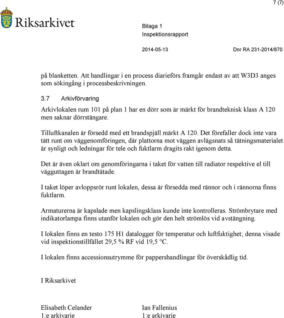 Det förefaller dock inte vara tätt runt om väggenomföringen, där plattorna mot väggen avlägsnats så tätningsmaterialet är synligt och ledningar för tele och fuktlarm dragits rakt igenom detta.