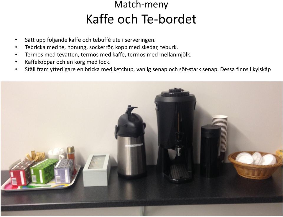 Termos med tevatten, termos med kaffe, termos med mellanmjölk.