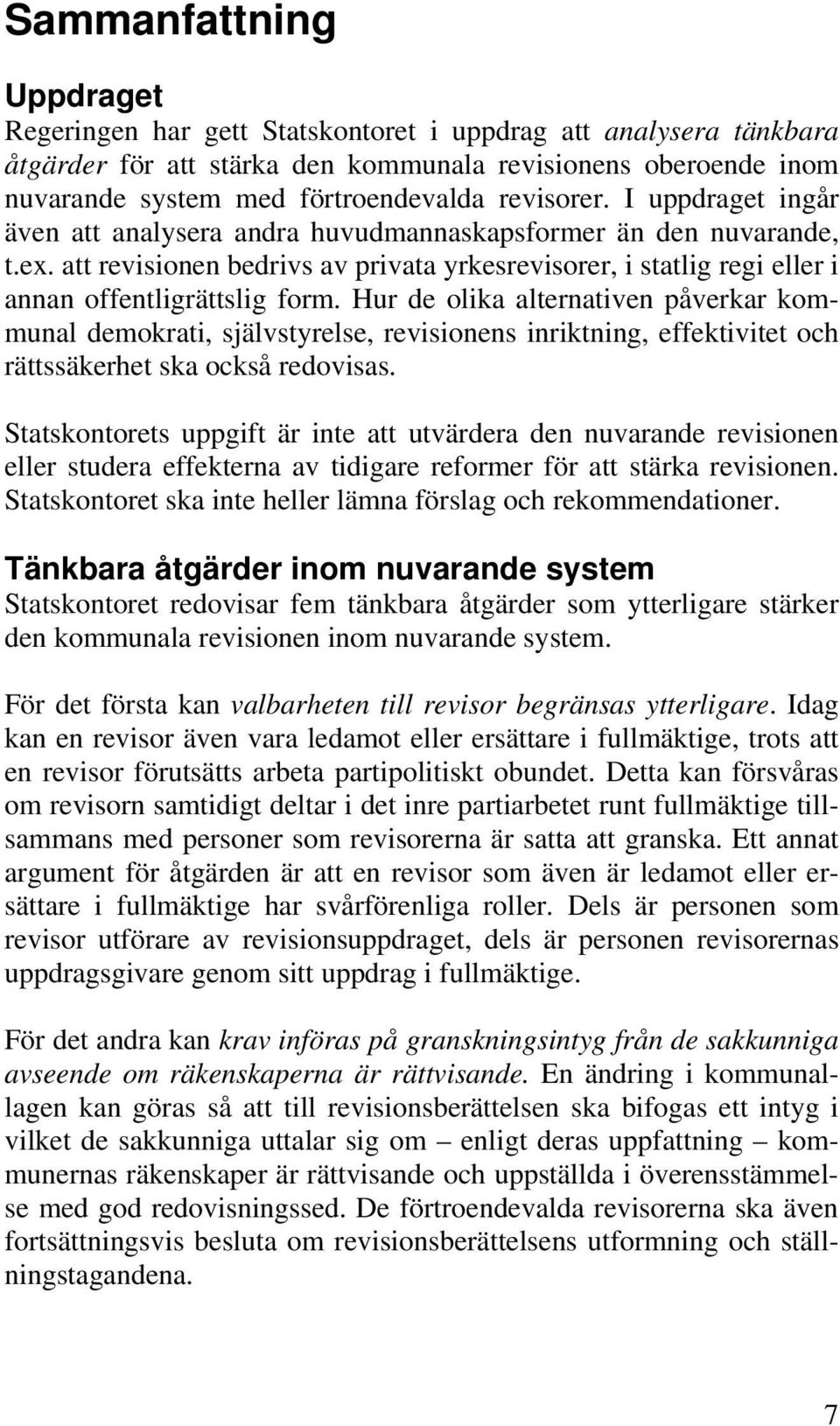 att revisionen bedrivs av privata yrkesrevisorer, i statlig regi eller i annan offentligrättslig form.