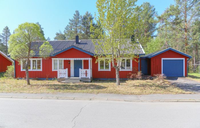 Ljus och välhållen enplansvilla med öppen och modern planlösning och ett stort härligt kök. Ett ljust och fräscht vardagsrum med stora fönster i tre väderstreck.