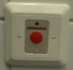 märkta "nödsignal". Larm indikeras lokalt genom ljud och röd blinkande lampa utanför respektive rum.