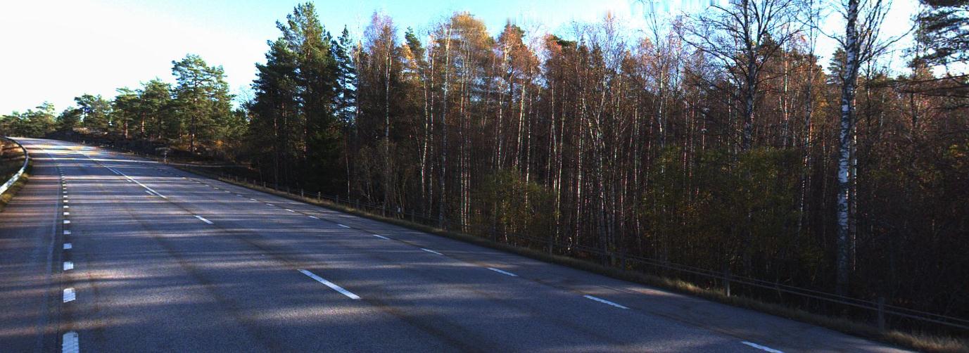 8.8 Km 4/240 4/350 Inom sträcka 4/240 4/350 förekommer överst i jordlagerföljden i huvudsak ett ca 0,4 m tjockt lager med organiskt material på silt, lerig silt varvat med lera intill som mest ca 3,8