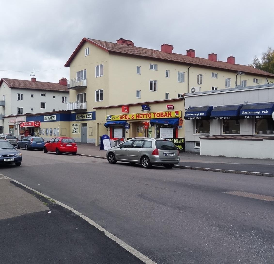 FASADER & SKYLTNING ZON 2 Dagsläge I dagsläget hittar man många smutsiga och stängda fasader som gör upplevelsen i Zon 2 otrivsam. De ligger främst på Lars Kaggsgatan.