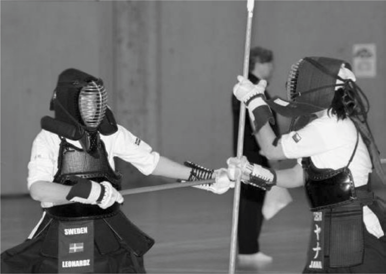 www.budokampsport.se Ylva Leonardz i närkamp med Jana Soukupova på Naginata-EM.