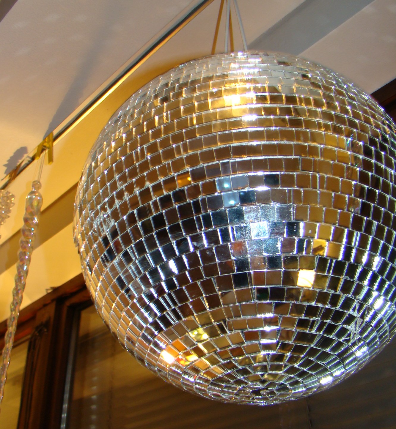 Välkommen på disco för skolbarn med funktionsnedsättning i Eksalen, Folkhälsanhuset Wasa, Rådhusgatan 25 i Vasa. tisdagen den 15 mars kl. 17.30-