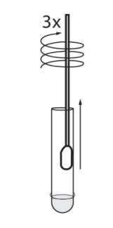 4. Rulla stickans huvud mot reagensrörets insida samtidigt som du tar bort den. Kassera den använda stickan som miljöfarligt avfall. 5.
