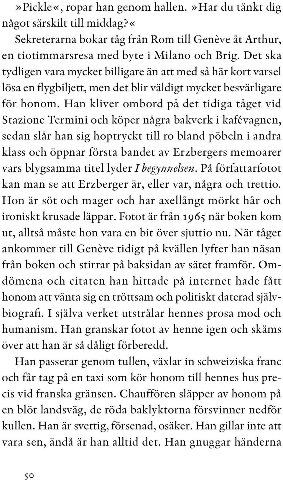 Han kliver ombord på det tidiga tåget vid Stazione Termini och köper några bakverk i kafévagnen, sedan slår han sig hoptryckt till ro bland pöbeln i andra klass och öppnar första bandet av Erzbergers