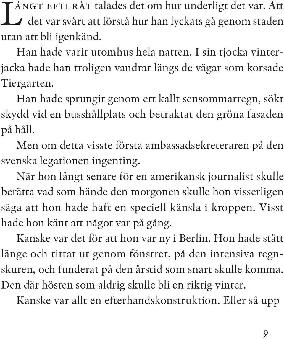 Han hade sprungit genom ett kallt sensommarregn, sökt skydd vid en busshållplats och betraktat den gröna fasaden på håll.