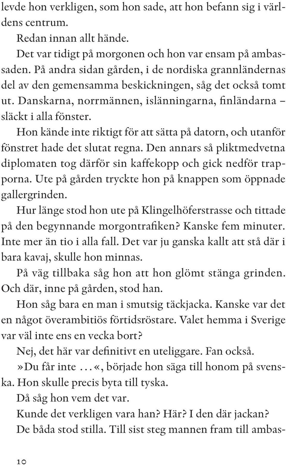 Hon kände inte riktigt för att sätta på datorn, och utanför fönstret hade det slutat regna. Den annars så pliktmedvetna diplomaten tog därför sin kaffekopp och gick nedför trapporna.