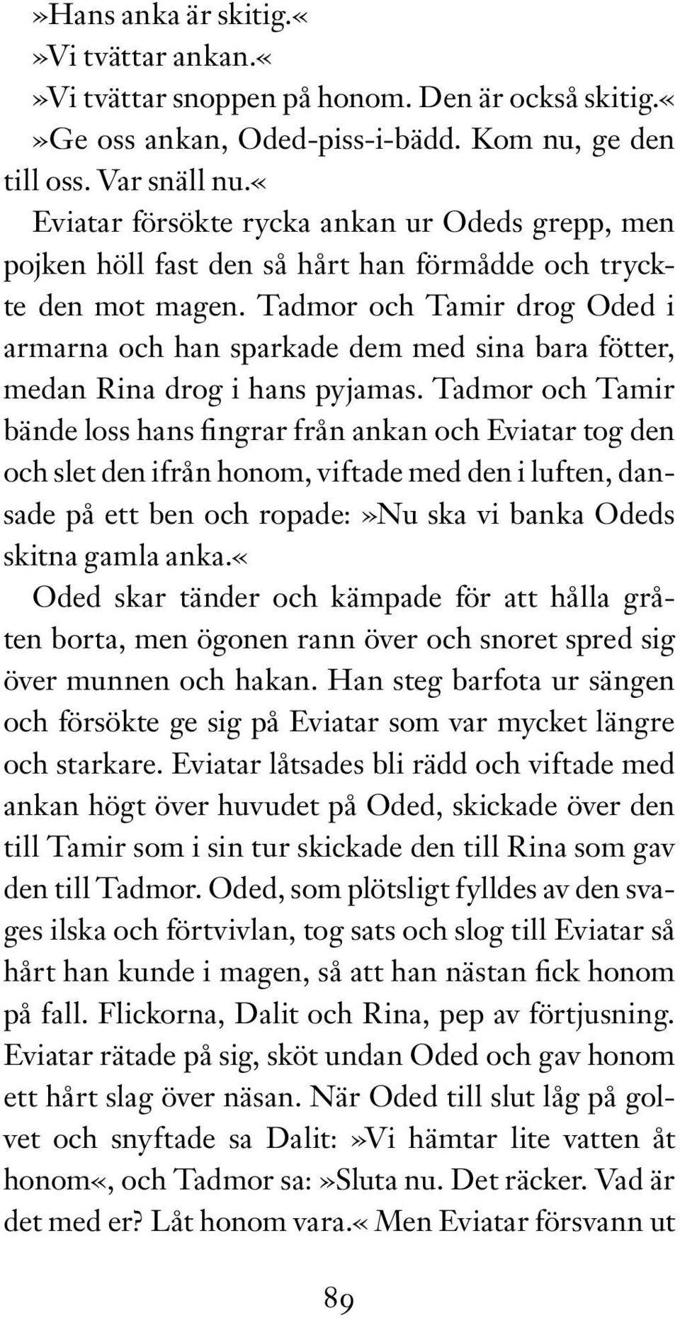 Tadmor och Tamir drog Oded i armarna och han sparkade dem med sina bara fötter, medan Rina drog i hans pyjamas.